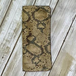 Leather snake skin wallet has cash pockets so that you can stick to your budget